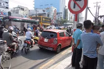 Nữ tài xế gây tai nạn bỏ trốn, dân truy đuổi, đập vỡ kính
