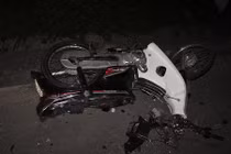 Xe máy va chạm ô tô ngã ra đường, bị xe tải cán