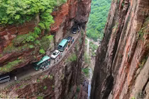 Sởn gai ốc với đường hầm xuyên núi, cạnh vực