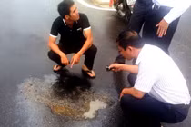 Mặt đường quốc lộ 1A bị phá hoại bằng hoá chất lạ