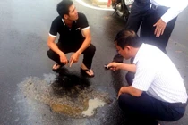 Mặt đường quốc lộ 1A bị phá hoại bằng hoá chất lạ