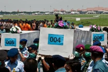 Tìm kiếm QZ8501: 5 nạn nhân vẫn thắt dây an toàn