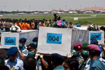 Tìm kiếm QZ8501: 5 nạn nhân vẫn thắt dây an toàn