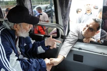 Cựu Chủ tịch Fidel Castro tái xuất sau 14 tháng