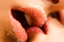 Những thảm họa sức khỏe bắt nguồn từ nụ hôn kiểu Pháp