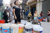Cảnh người Hà Nội đổ xô đi xách nước vì... mất nước