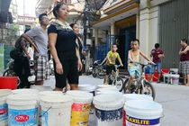 Cảnh người Hà Nội đổ xô đi xách nước vì... mất nước