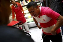 Kỳ lạ chuyện trả tiền để được... điện giật