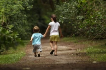 Mẹo nhỏ giúp trẻ không xấu tính khi có thêm em bé