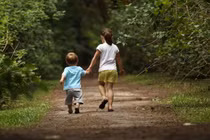 Mẹo nhỏ giúp trẻ không xấu tính khi có thêm em bé