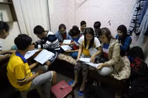 Khan hiếm chỗ trọ, nhiều thí sinh phải ôn thi dưới... lòng đất