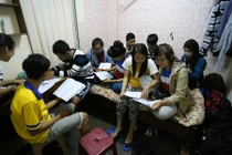 Khan hiếm chỗ trọ, nhiều thí sinh phải ôn thi dưới... lòng đất