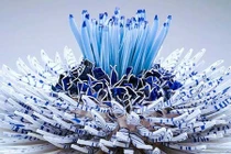 Trầm trồ độ tinh xảo của hoa từ 1.000 mảnh sứ