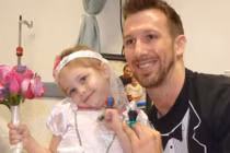 Ảnh cưới cảm động tuyệt vời của em bé ung thư 4 tuổi