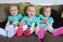 Ngắm 3 em bé thiên thần giống nhau như 3 giọt nước