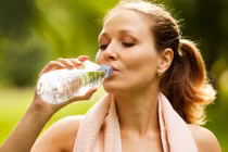 Những kiểu uống nước sai be bét rất nhiều người mắc