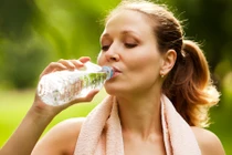 Những kiểu uống nước sai be bét rất nhiều người mắc