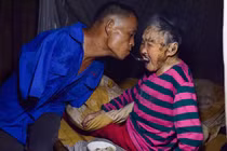 Ảnh đẹp mùa Vu Lan: Con cụt tay dùng miệng xúc cơm cho mẹ