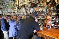 Quán bar ngập đô la gây choáng thượng đế