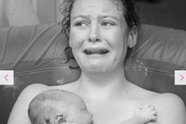 Ngắm biểu cảm khóc cười của sản phụ lần đầu ôm con