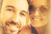 Người đàn bà xinh đẹp không ngừng cào cấu da thịt mình