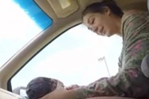 Clip bà mẹ tự sinh con trên ô tô gây choáng váng