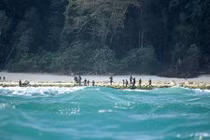 Bộ lạc bí ẩn tự cô lập bằng cách giết người lạ