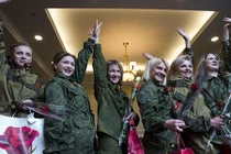 Những nữ dân quân xinh đẹp trên sàn catwalk