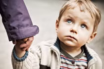 Dạy con cách ứng phó khi gặp người lạ dụ dỗ, rủ rê