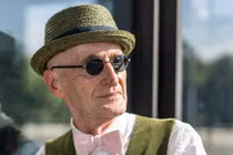 Ông lão 70 mặc sành điệu đến nỗi trai trẻ phải xấu hổ