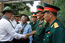 Thủ tướng Medvedev khoe ảnh thăm Địa đạo Củ Chi trên Facebook