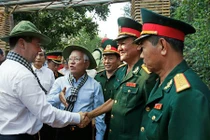 Thủ tướng Medvedev khoe ảnh thăm Địa đạo Củ Chi trên Facebook