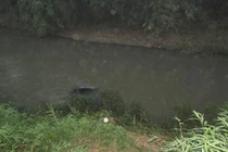 Phát hiện xác tài xế cùng xe biển xanh dưới suối