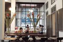 Ngắm kiến trúc những quán cà phê SG hút hồn khách Tây