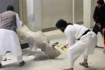 IS dùng xe quân sự “cày nát” di tích cổ