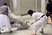 IS dùng xe quân sự “cày nát” di tích cổ