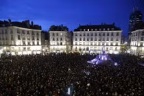 Xúc động cảnh cầu nguyện cho nạn nhân xả súng ở Pháp