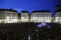 Xúc động cảnh cầu nguyện cho nạn nhân xả súng ở Pháp