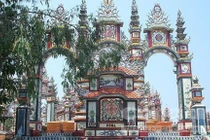 Người sống đổ bạc tỷ 'nuôi' người chết ở 'thành phố ma'