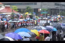 Biển người Singapore đội mưa nghẹn ngào tiễn đưa ông Lý Quang Diệu