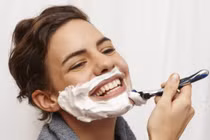 Phụ nữ cạo râu mỗi ngày, xu hướng làm đẹp gây sốt ở Mỹ