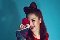 Hương Tràm “hóa” cô nàng kẹo ngọt mùa giáng sinh