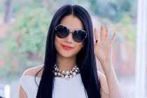 Trương Ngọc Ánh xuất hiện trễ nải với đầm trắng