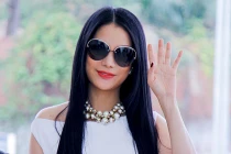 Trương Ngọc Ánh xuất hiện trễ nải với đầm trắng