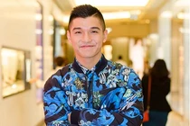 Cường Seven diện cây hàng hiệu đi hát