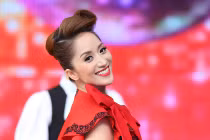 Khánh Thi lại “dọa” khán giả bằng nơ bướm khủng