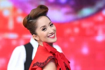 Khánh Thi lại “dọa” khán giả bằng nơ bướm khủng