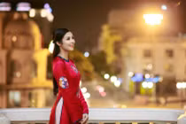 Ngọc Hân xinh đẹp dịu dàng trong tà áo dài tím