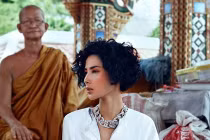 Hoàng Thùy bị ném đá vì mặc đồ lót trước mặt nhà sư