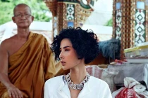 Hoàng Thùy bị ném đá vì mặc đồ lót trước mặt nhà sư